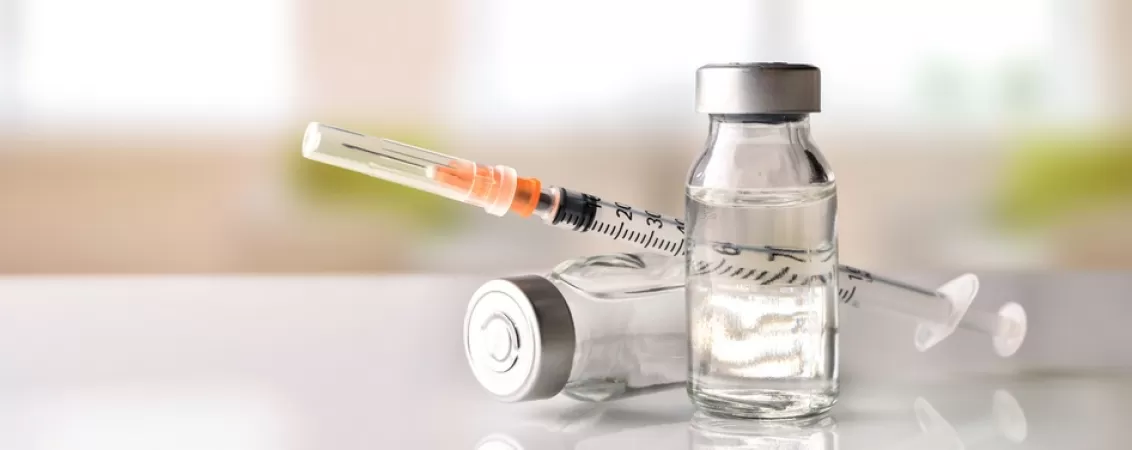 Flacoane cu medicamente si seringa pregatita pentru administrarea tratamentului