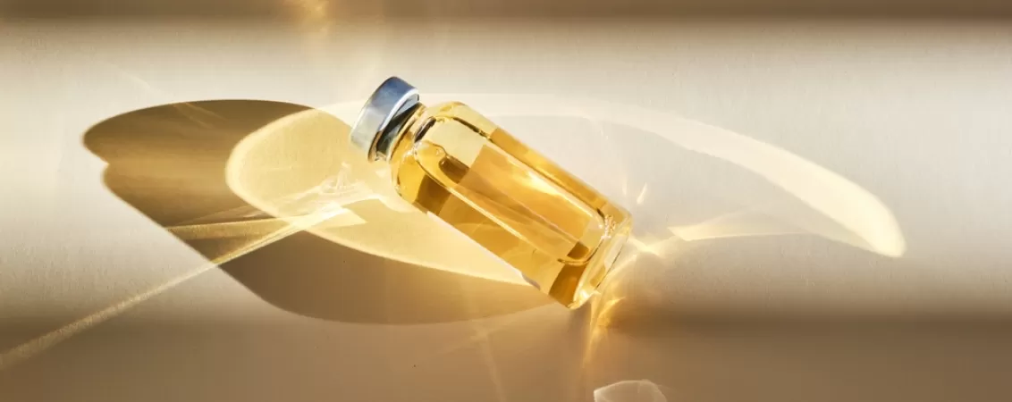 Flacon cu medicament injectabil asezat in lumina pentru administrare medicala