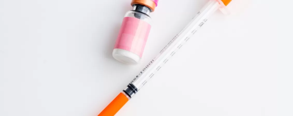 Flacon cu medicament injectabil si seringa de unica folosinta pentru tratament