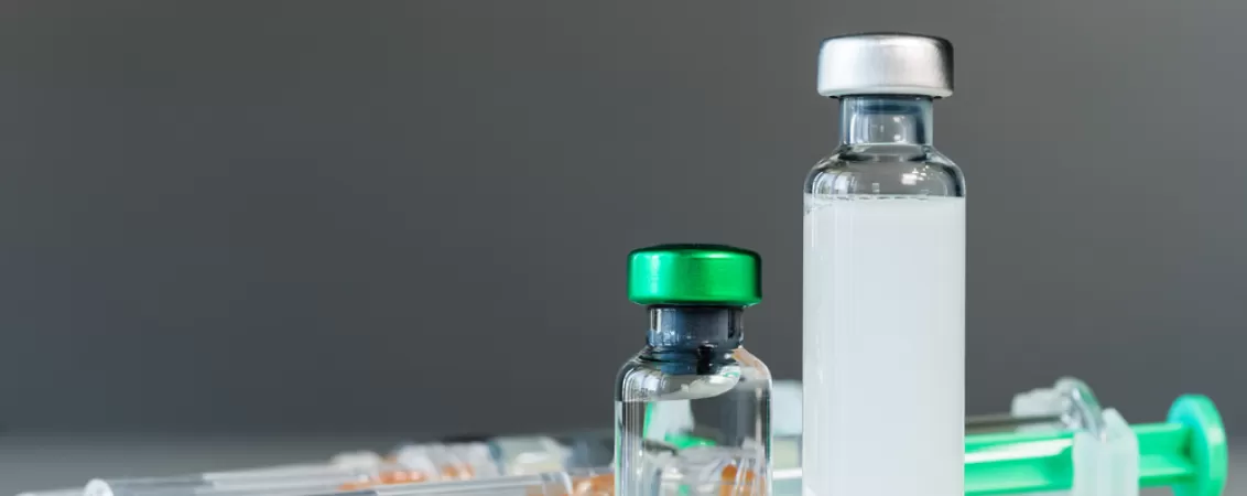 Flacon de vaccin si seringa pregatita pentru administrarea unei injectii