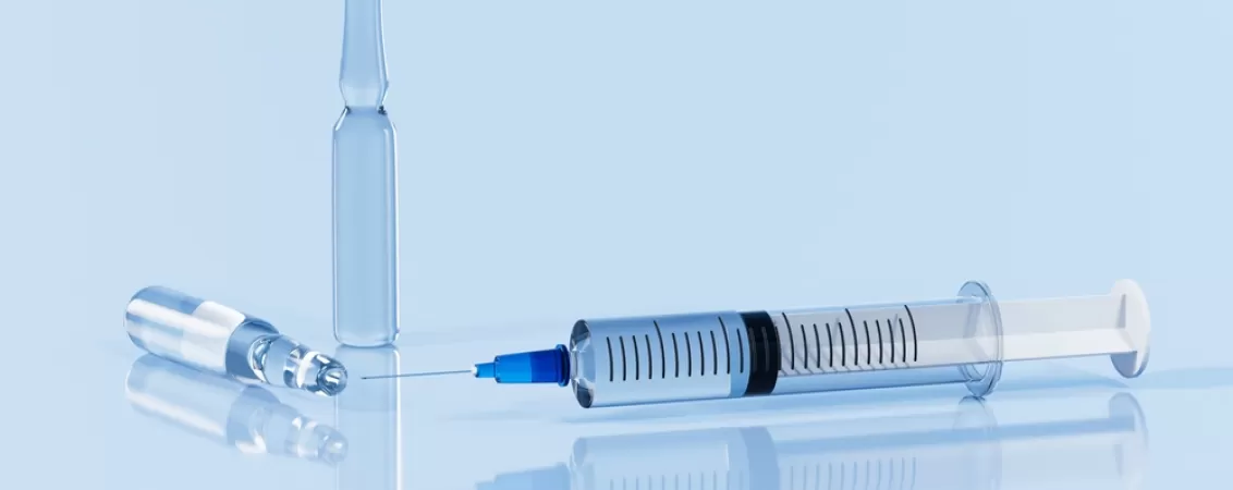Ilustratie cu fiole si seringi sterile pregatite pentru administrarea tratamentelor injectabile