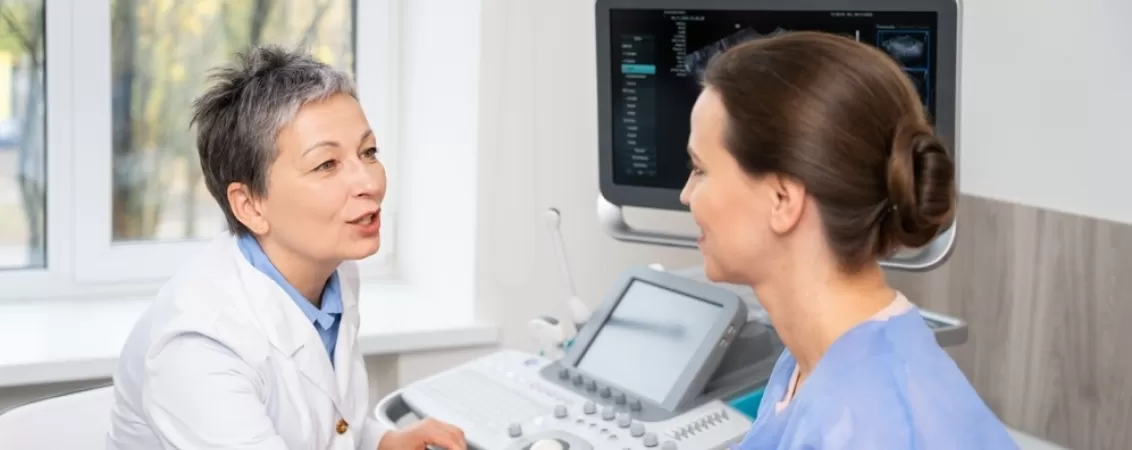 Medic si pacienta discuta in timpul unei programari pentru ecografie ginecologica