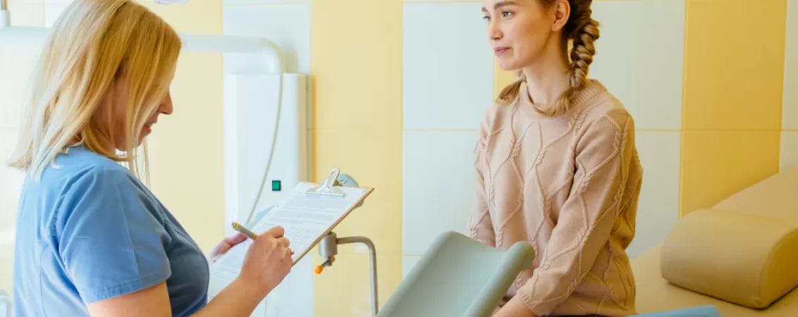 Pacienta discuta cu medicul ginecolog in timpul unei consultatii de specialitate