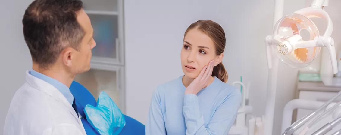 Consult stomatologic, medic si pacient in cabinet