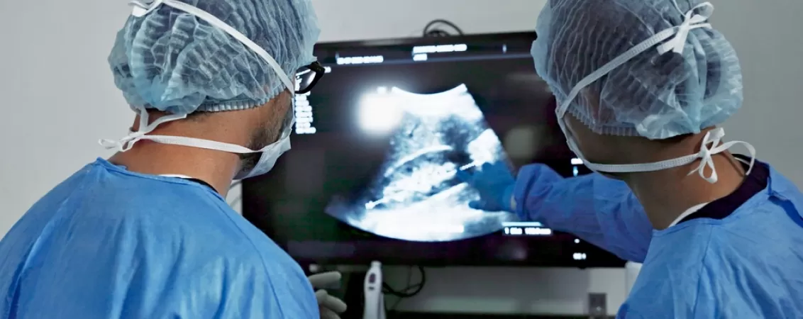 Echipa de chirurgi analizand o radiografie