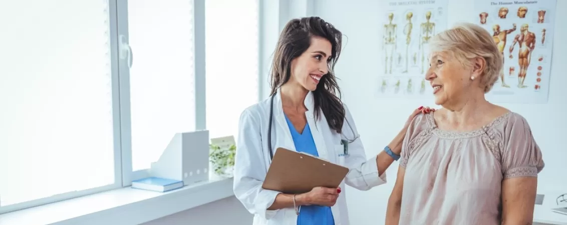 Femeie aflata in perioada de menopauza discuta cu un medic