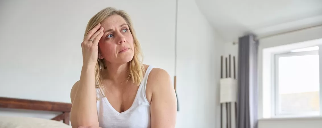 Femeie confruntandu-se cu schimbari de dispozitie la menopauza.