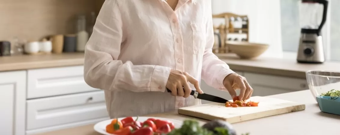 Femeie matura care prepara o masa