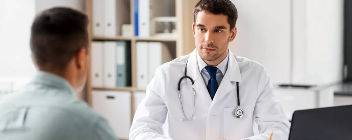 Medic discuta cu pacientul despre sanatate si optiunile de tratament