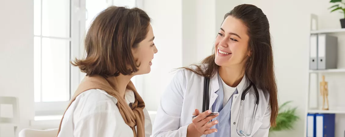 Medic si pacienta in timpul unui consult, discutand despre analizele si investigatiile necesare.