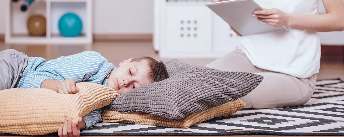 Psihoterapeut observa comportamentul unui baiat cu sindrom Asperger