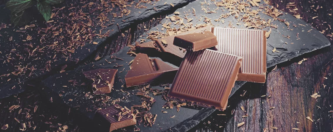 Tableta de ciocolata neagra rupta in patratele, prim-plan