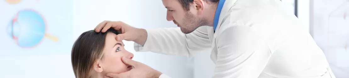 consult oftalmologic al unei paciente cu simptome de keratita