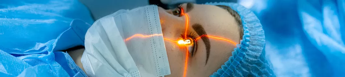 femeie in timpul operatiei pentru cataracta