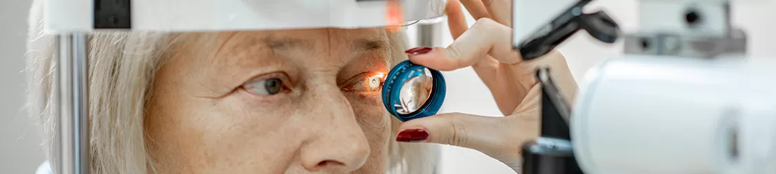 Consult oftalmologic al unei paciente cu dezlipire de retina