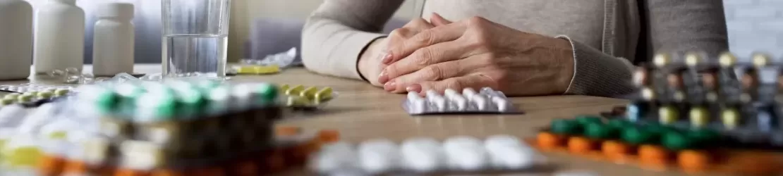 Femeie cu un comportament specific ipohondriei