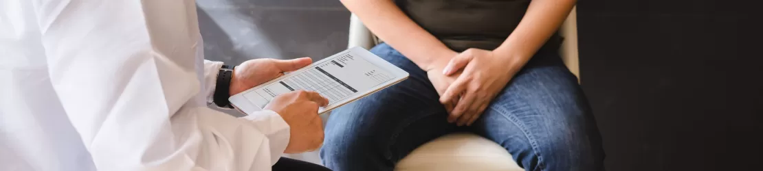 Medic in timpul consultului unui pacient cu disfunctie erectila