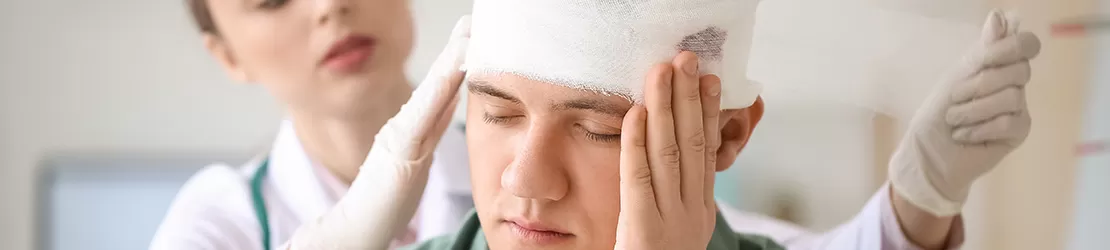 barbat tanar ce a suferit o comotie cerebrala