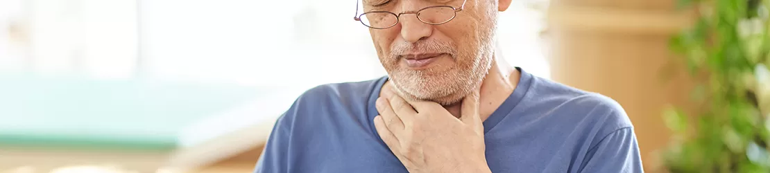 barbat in varsta cu dificultati la inghitire