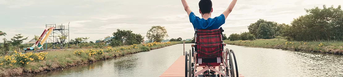 copil cu paralizie cerebrala in scaun cu rotile
