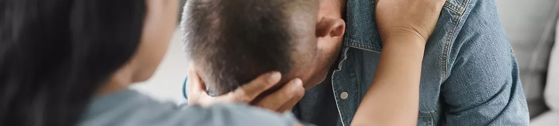 Barbat cu PTSD primeste suport emotional