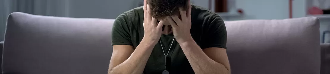 Barbat cu tulburare de stres post-traumatic in urma razboiului