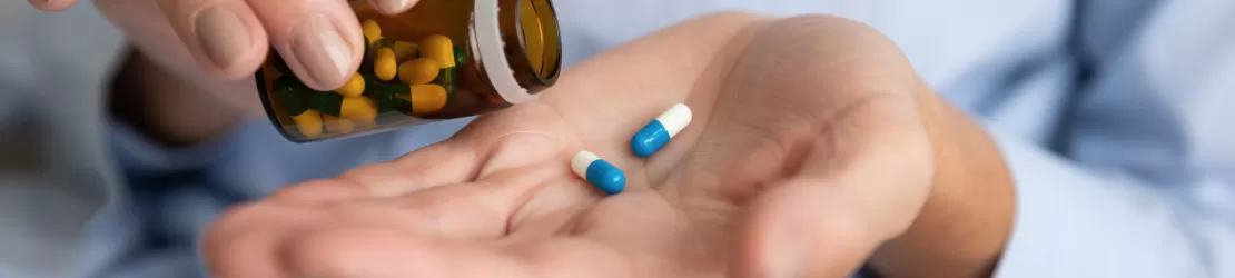 Barbat luand pastile pentru sindromul Zollinger-Ellison