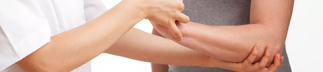 Examinare medicala a unei femei cu contuzie a cotului