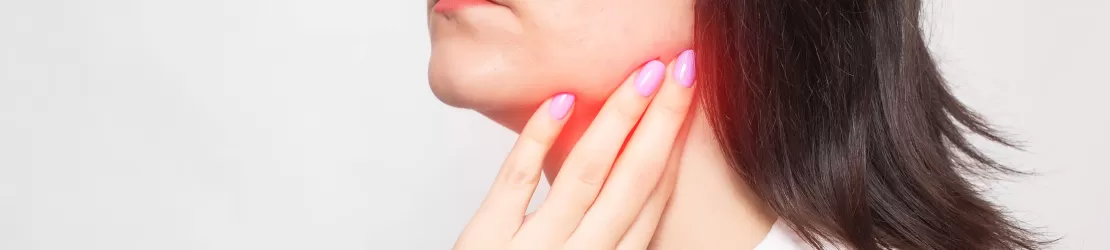 Femeie cu durere a glandelor salivare, cauzata de siadelenita