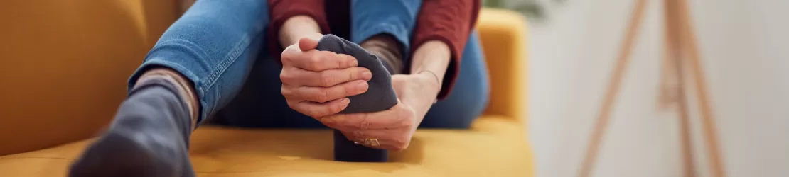 Femeie cu durere de picior cauzata de metatarsalegie