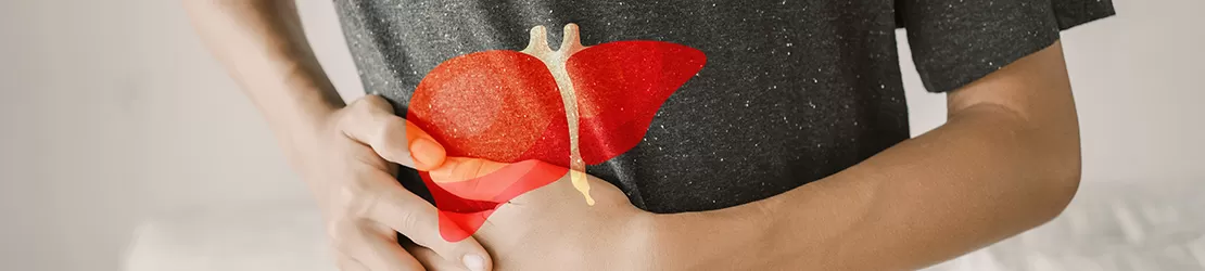 Bărbat suferind de dureri de ficat cauzate de hepatita C