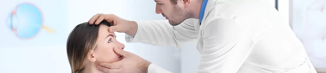 Oftalmolog verifică pacientă cu epifora