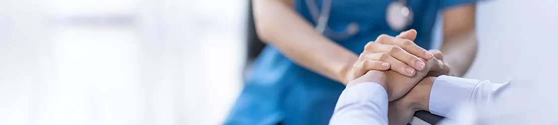 Doctor tine mainile pacientului cu suspiciune de boala Hansen