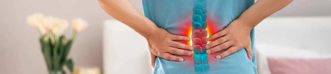 barbat cu durere lombara cauzata de spondiloza