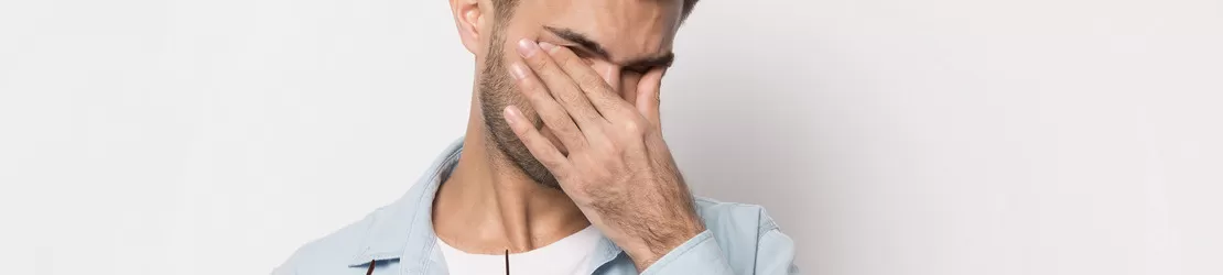 barbat cu dureri de ochi cauzate de meibomita