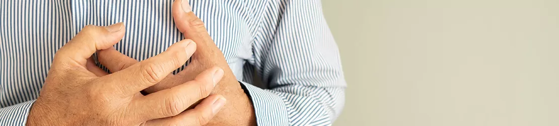 Barbat cu dureri in piept cauzate de sindromul coronarian acut