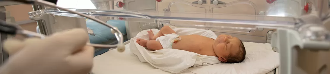 Bebelus aflat in incubator