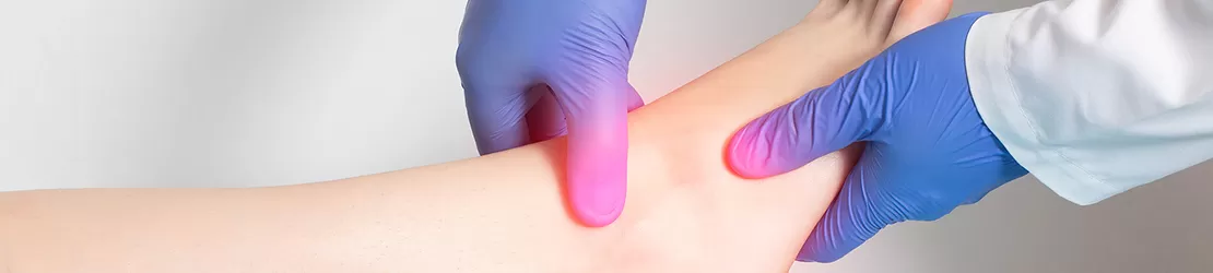 Ortoped examineaza glezna luxata a unei paciente
