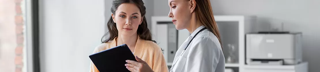 doctor discuta cu pacienta suspecta de purpura Henoch-Schonlein