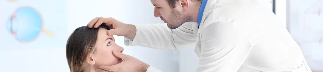 doctor oftalmolog consulta pacienta cu iridociclita