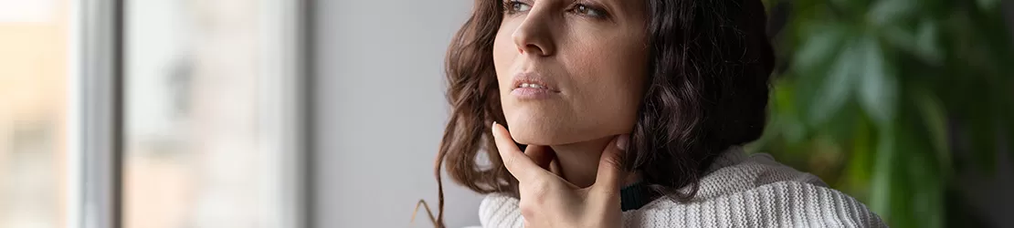 femeie cu paralizie a corzilor vocale