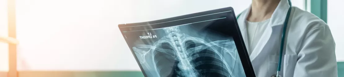 medic care studiaza o radiografie