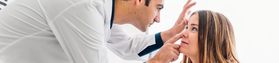 oftalmolog verifica ochiul unei femei cu meibomita