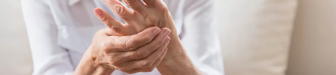 femeie care sufera de dureri articulare