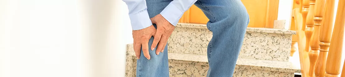 Barbat cu probleme la mers cauzate de sindromul persoanei rigide