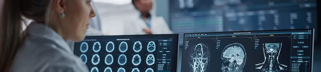 medic studiaza rezultat de imagistica pentru pacient suspect de tetraplegie