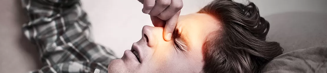 Barbat care prezinta simptome de pansinuzita