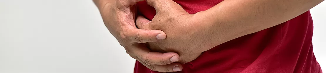 Barbat care se confrunta cu dureri abdominale cauzate de varice gastrice