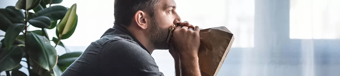 Barbat cu atac de panica generat de emotiofobie