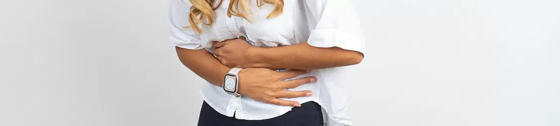 Femeie care sufera de dureri abdominale cauzate de paniculita mezenterica